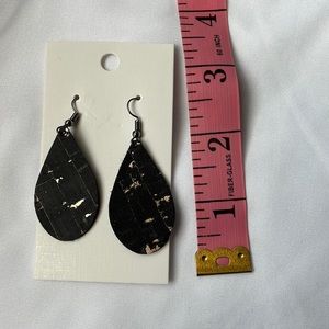 Leather earrings
Black with gold specs